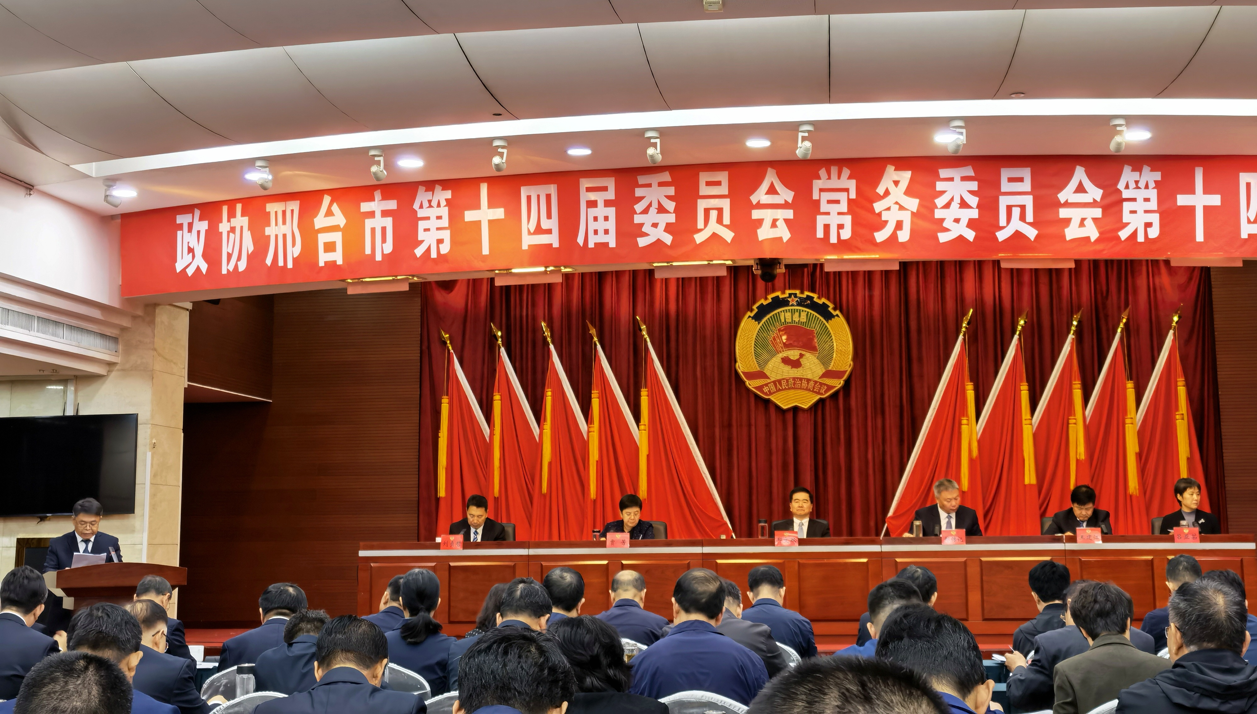 民盟盟员在市政协常委会上作口头发言(图1) 民盟盟员在市政协常委会上作口头发言(图1)