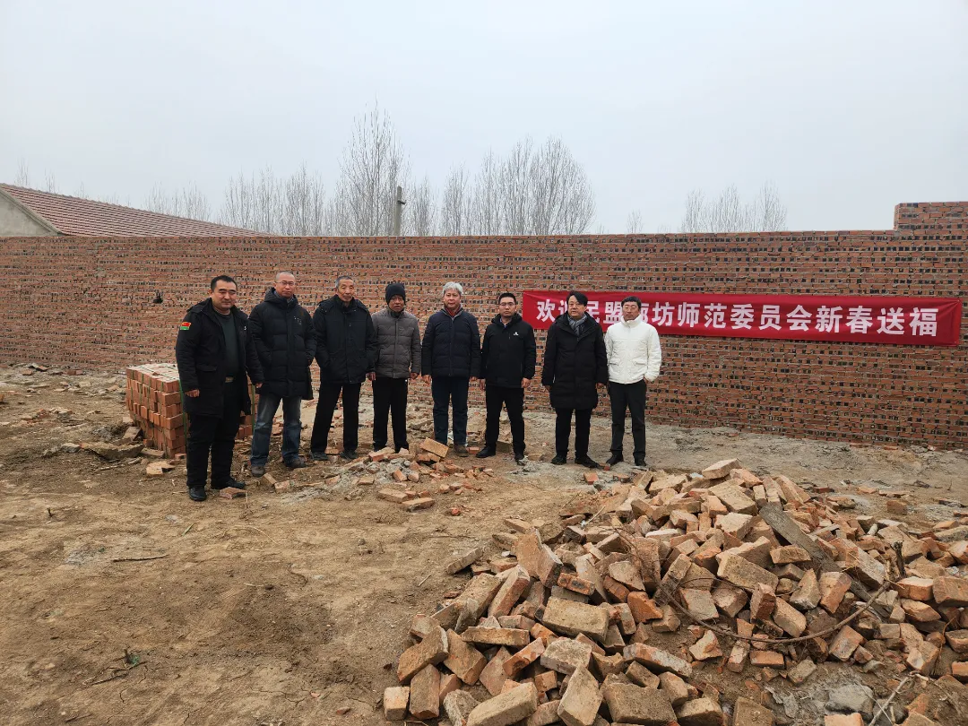 【春联送福进万家】民盟廊坊师范学院委员会联合廊坊民盟美术院赴安次区杨税务镇高家务村书春送福(图1)