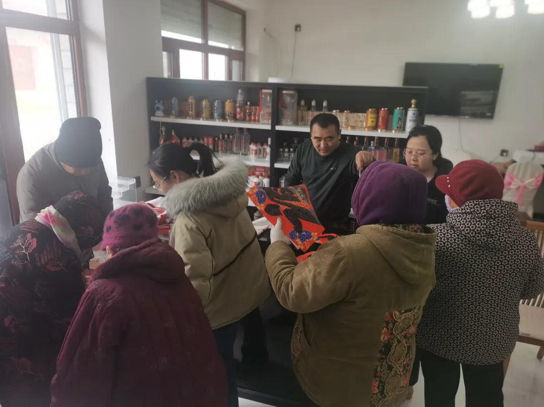 【春联送福进万家】民盟廊坊师范学院委员会联合廊坊民盟美术院赴安次区杨税务镇高家务村书春送福(图2)