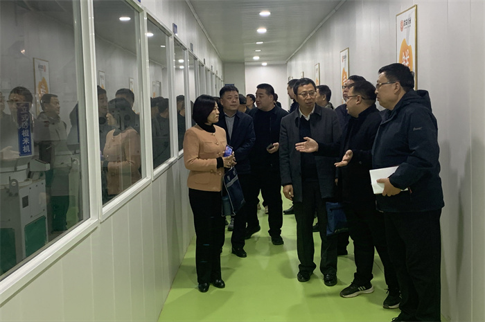 民盟邯郸市委组织部分人大代表、政协委员到武安市谷子科技小院开展调研(图1)