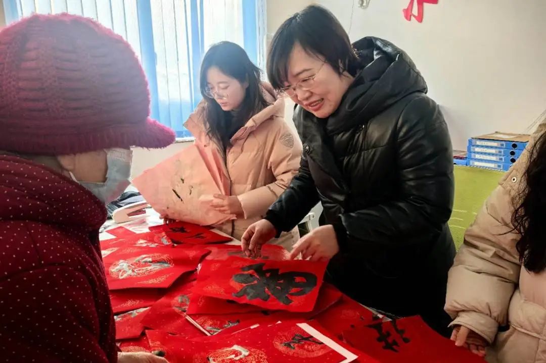 民盟保定市委与民建保定市委联合开展“春联送福进万家”活动(图1)