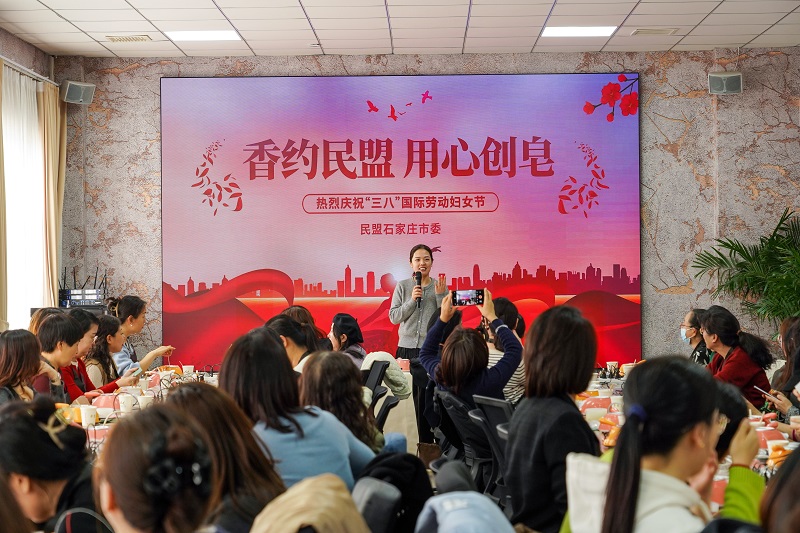 民盟市委会举办“香约民盟,用心创皂”庆祝“三八”妇女节活动(图1) 民盟市委会举办“香约民盟,用心创皂”庆祝“三八”妇女节活动(图1)