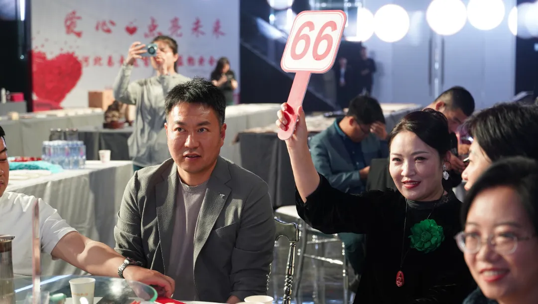 民盟廊坊市委携手多家爱心企业“爱心·点亮未来”公益拍卖会成功举办(图3)