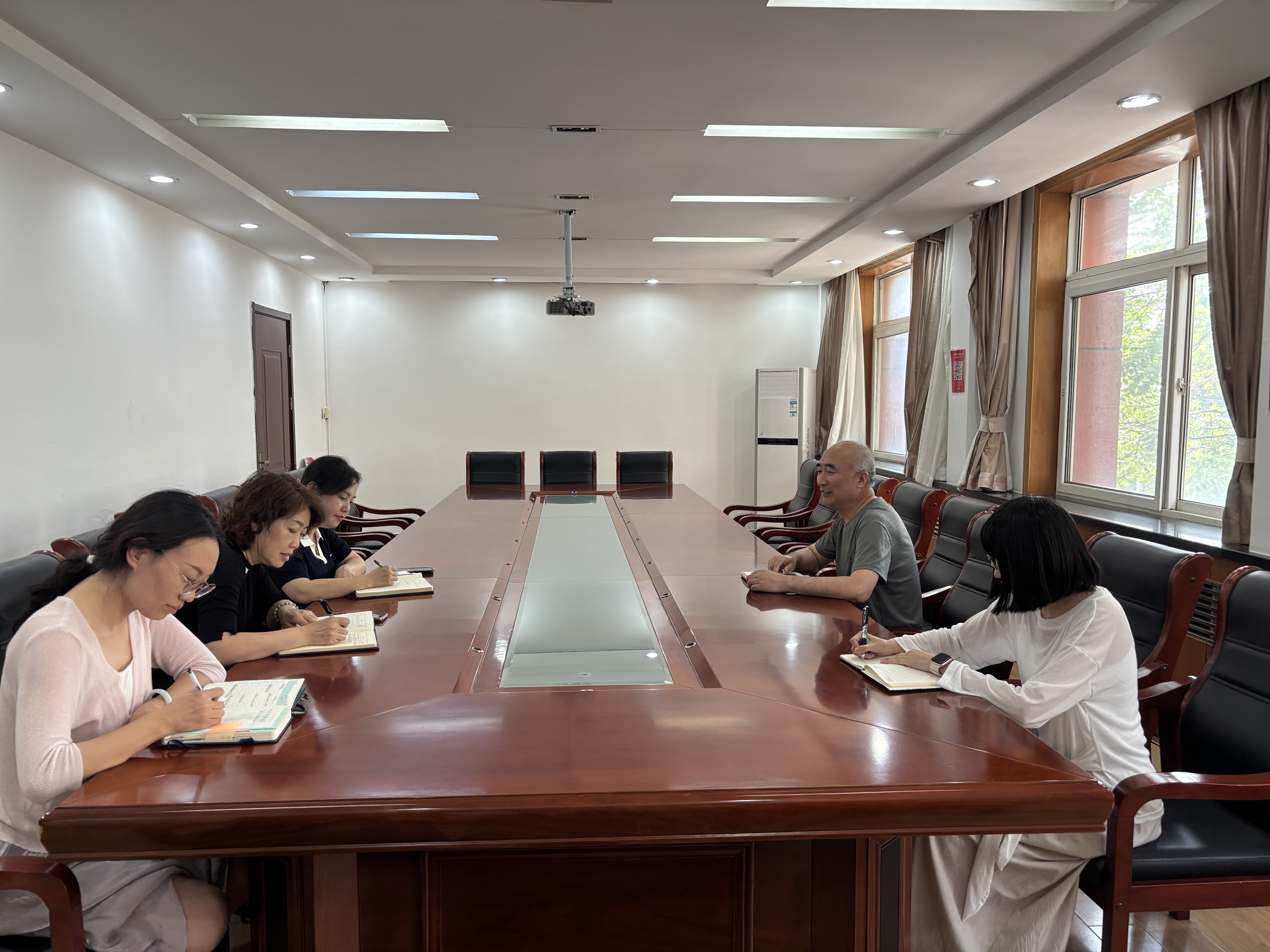 民盟秦皇岛市委机关召开 “学规定、强作风、树形象”主题教育 推进会(图1) 民盟秦皇岛市委机关召开 “学规定、强作风、树形象”主题教育 推进会(图1)